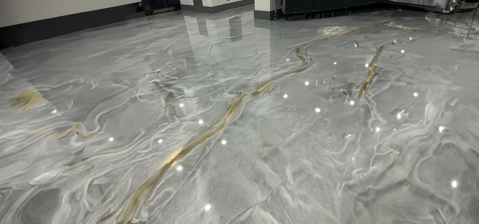 Grey flake epoxy floor with dense vinyl chip texture on an open terrace